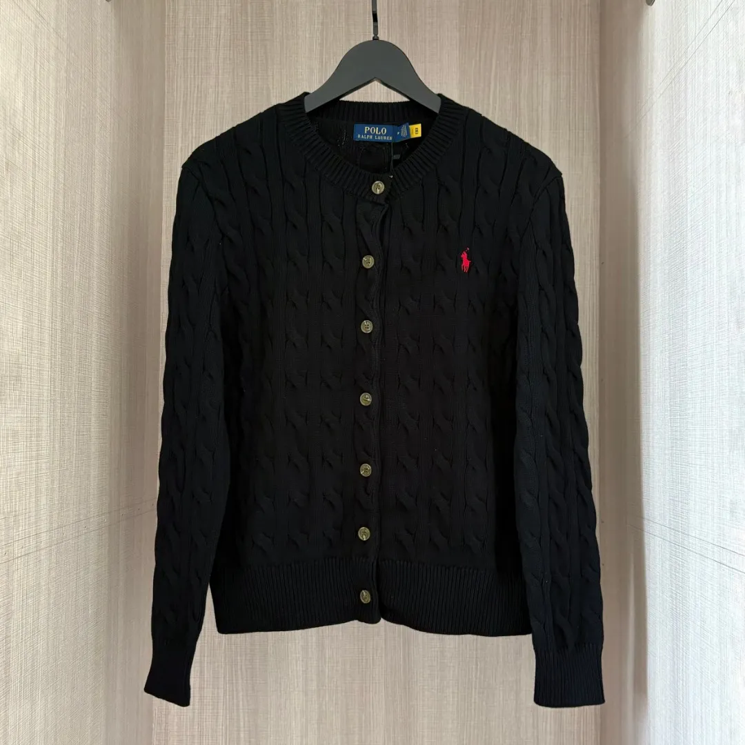 P220 RALPH LAUREN Ralph Lauren sixteen colors classic small label embroidery hemp cardigan round neck long sleeve button knitted sweater men's and women's tops Size: S M L It is made of pure cotton yarn and multi-knitted pure cotton, which is skin-friendly and comfortable. Small label war horse embroidery twist button round neck cardigan sweater🐎High quality. Follow the blogger to learn how to wear it! Let’s buy a Ralph Lauren cable sweater. It’s a super hard-to-find series after it became popular. It’s hard to find one on the official website. It’s simple and practical, has a lazy and loose feel, soft and delicate feel, and has a loose fit. Whether worn alone or layered, you can wear a simple one to create different styles of fashion!